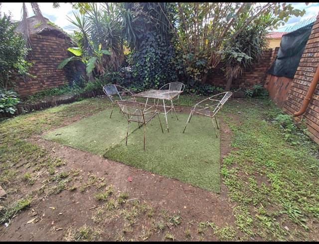 3 BEDROOM TOWNHOUSE FOR SALE IN VANDERBIJLPARK CE 2